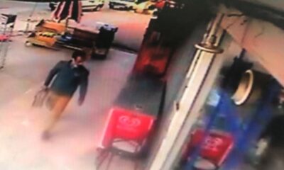 Market önündeki paketli gazetelerin çalınması kamerada