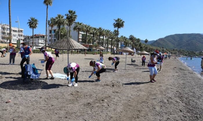 Marmaris’te 1 ton çöp toplandı