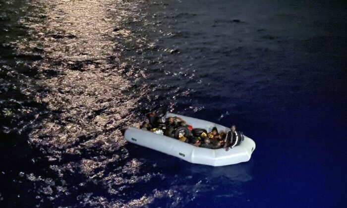 Marmaris’te 16 düzensiz göçmen kurtarıldı