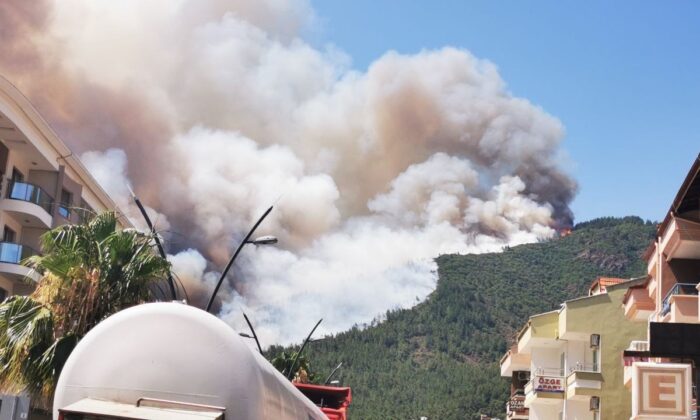 Marmaris’teki yangına karadan ve havadan müdahale ediliyor