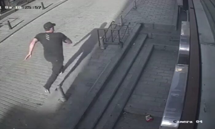 Masaj broşürüyle oyaladı, paralarını çaldı