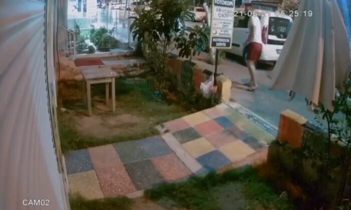 Masanın üstündeki kül tablasını çaldı