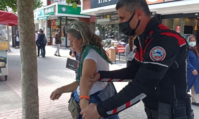 Maske takmayı reddeden kadın sözleriyle hem şaşırttı, hem de gözaltına alındı