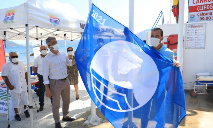 Mavi Bayraklı halk plajı tatilcileri bekliyor