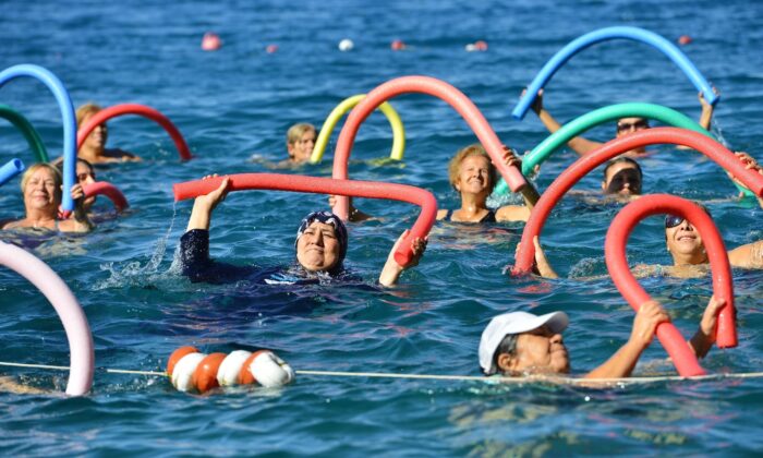 Mavi bayraklı plajda su cimnastiği başlıyor