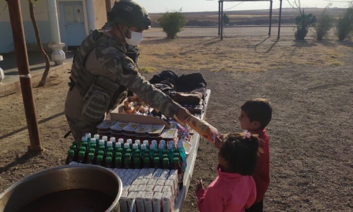 Mehmetçikten Barış Pınarı bölgesinde yardım eli