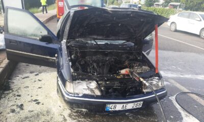 Menteşe’de seyir halindeki araç alev aldı