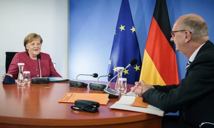 Merkel, Almanya’nın doğusu ile batısı arasındaki hayat koşullarını ele aldı