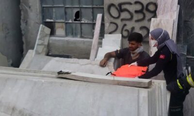 Mermer blokların altında sıkışan işçiyi itfaiye kurtardı