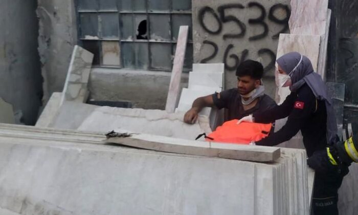 Mermer blokların altında sıkışan işçiyi itfaiye kurtardı