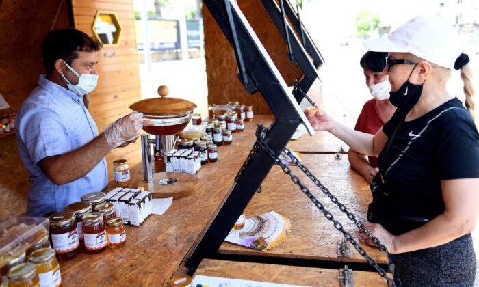 Mersin’de belediye desteğinde açılan bal evi büyük ilgi görüyor