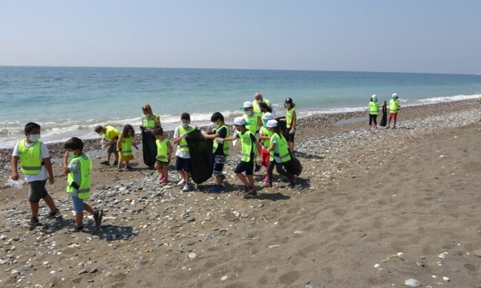 Mersin’de deniz kaplumbağaları için sahil temizliği