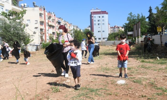Mersin’de gönüllüler çevre temizliği yaptı