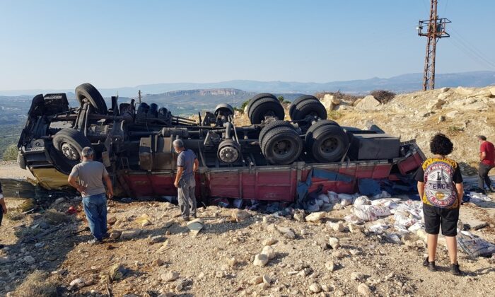 Mersin’de kamyon devrildi: 2 yaralı