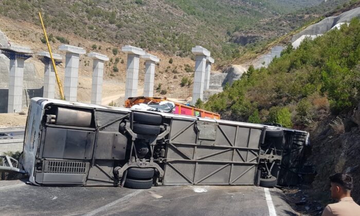Mersin’de otobüs kazası: 1’i ağır 14 yaralı