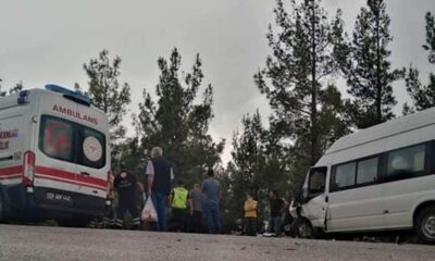 Mersin’de servis aracı ile otomobil çarpıştı: 8 yaralı