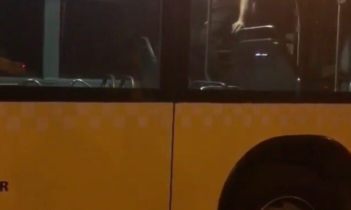 Metrobüste kendisine zarar veren şahsı özel harekat polisi aldı