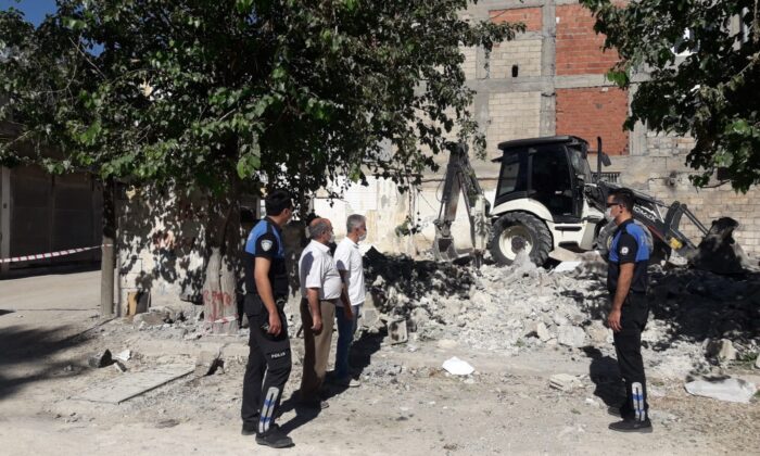 Metruk binaların yıkımı sürüyor