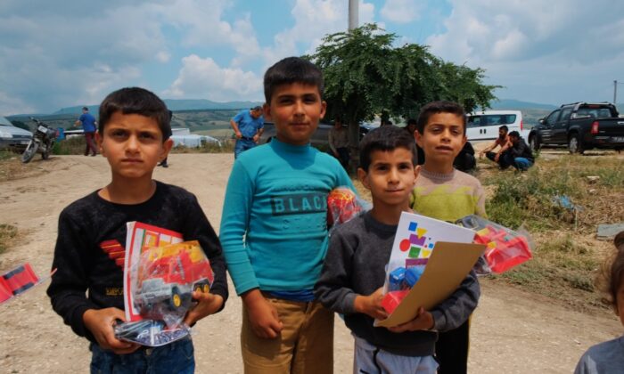 Mevsimlik tarım işçilerinin çocuklarının kitap sevinci