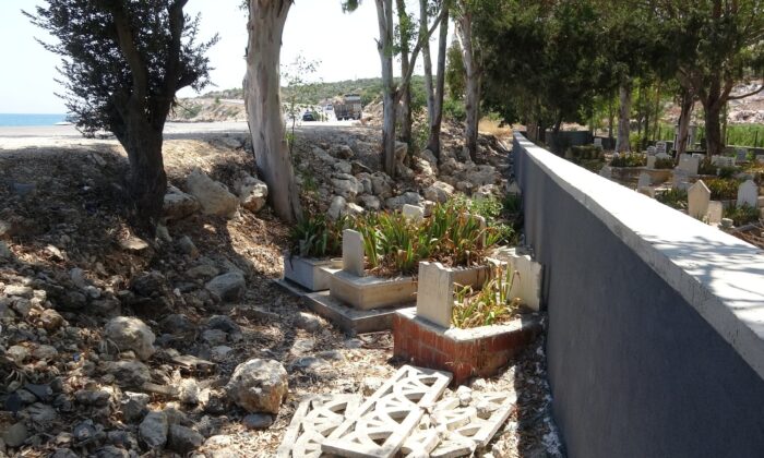 Mezarlığa duvar örüldü kabirler dışarda kaldı