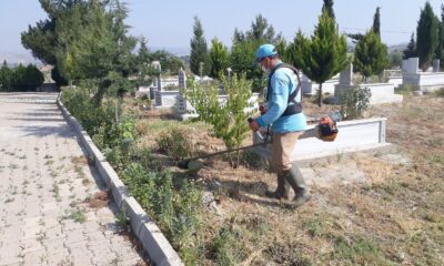 Mezarlıklarda bayram temizliği devam ediyor