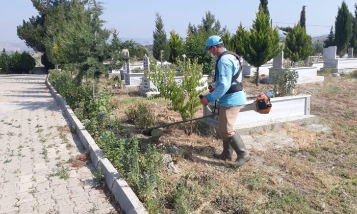 Mezarlıklarda bayram temizliği devam ediyor