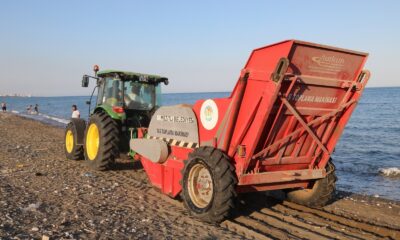 Mezitli Belediyesi ekipleri, sahilde taş temizlemeye devam ediyor