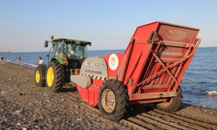 Mezitli Belediyesi ekipleri, sahilde taş temizlemeye devam ediyor