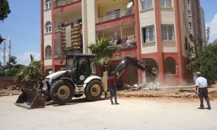 Mezitli’de binalardaki kaçak bölümler belediye ekiplerince yıkıldı