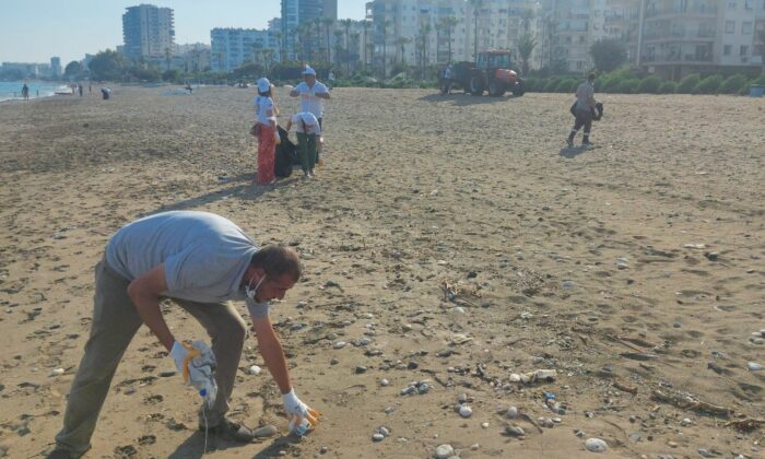 Mezitli’de gönüllüler sahil temizliği yapıyor