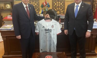 MHP lideri Bahçeli, Beşiktaş tarafından gönderilen imzalı forma için teşekkür etti