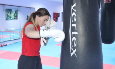 Milli boksör Zelal Şengür, yumruklarını artık profesyonel ringlerde atmaya başladı