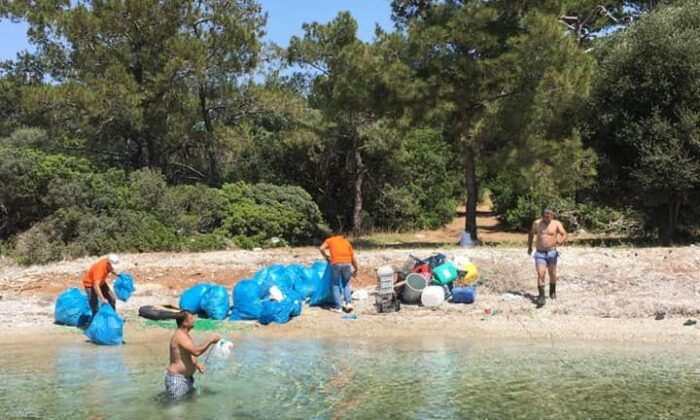 Milli Park’taki kıyıya vuran çöpler temizlendi