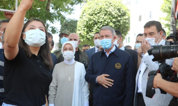 Milli Savunma Bakanı Akar’a Malatya’da sevgi seli