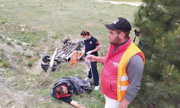 Minibüs ile Karayolları yol bakım aracı çarpıştı: 4 yaralı