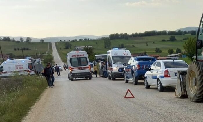 Minibüs ile otomobil çarpıştı: 6 yaralı