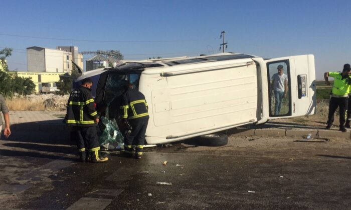 Minibüs kaldırıma çapıp devrildi: 5 yaralı