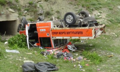 Minibüs, Karayolları bakım aracına ve işçilere çarptı: 4 yaralı