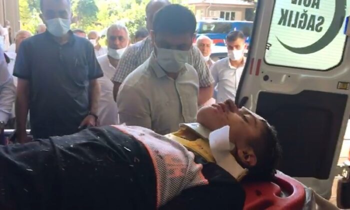 Minibüs takla attı: 2 yaralı