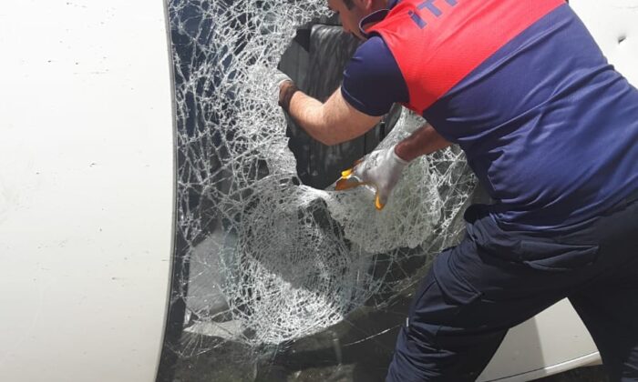 Minibüs yan yattı, düzensiz göçmenler mahalleye dağıldı