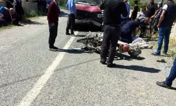 Minibüsle çarpışan motosiklet sürücüsü öldü