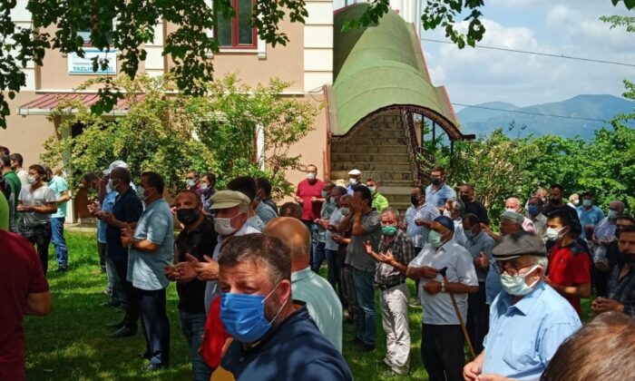 Minibüsün altında kalarak ölen 5 yaşındaki çocuk toprağa verildi