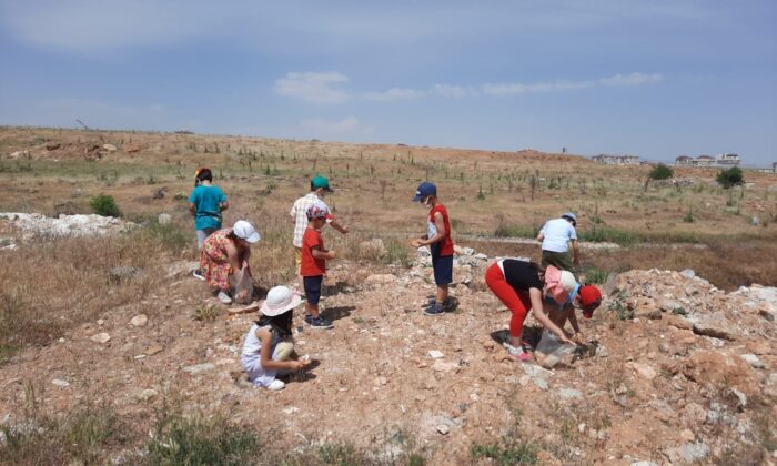 Minik öğrenciler çöp toplayıp, sokak hayvanlarını besledi
