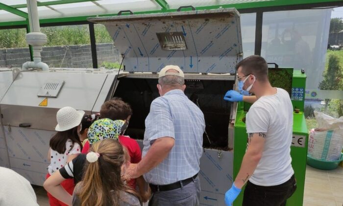 Minik öğrenciler yemek artıklarını gübre yaptı