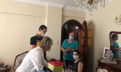 Mobil aşı ekipleri engelli kişi ve bakıcılarını evinde aşılıyor