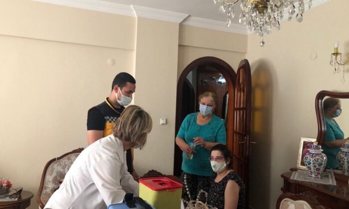 Mobil aşı ekipleri engelli kişi ve bakıcılarını evinde aşılıyor