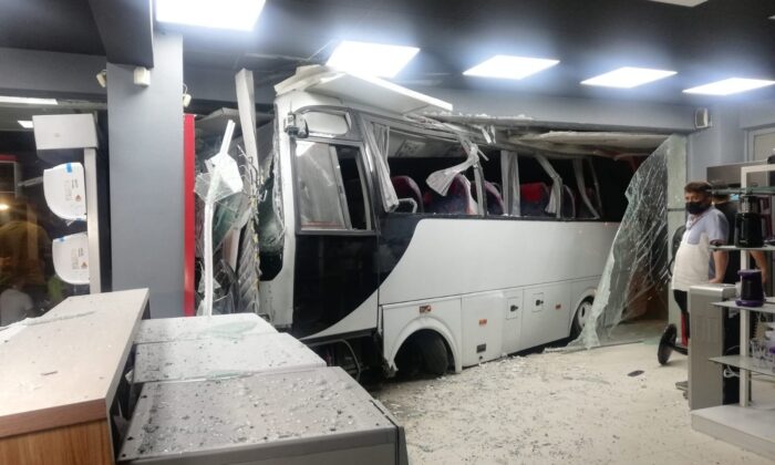 Mobilya mağazasına dalan işçi servisinde can pazarı: 12 yaralı