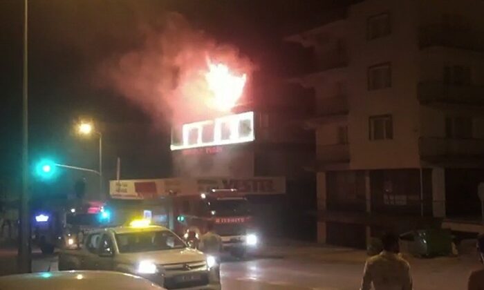 Mobilya ve beyaz eşya mağazasından yükselen alevler korkuttu