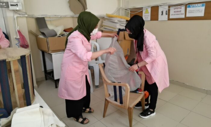 Mobilyada kadın eli