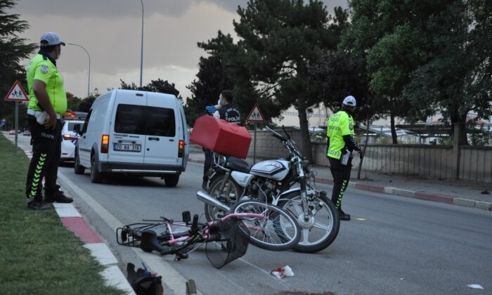Moto kuryenin çarptığı bisikletli kız çocuğu ağır yaralandı